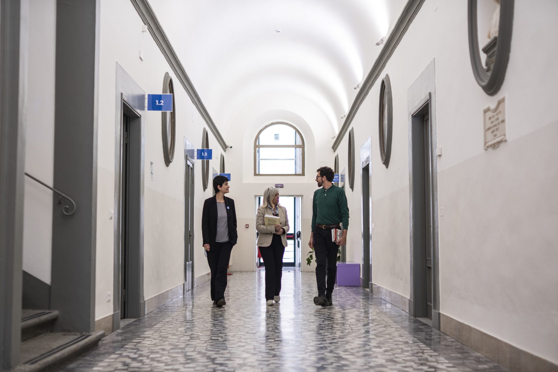 Students in a corridor of the Unicollege Florence Headquarters