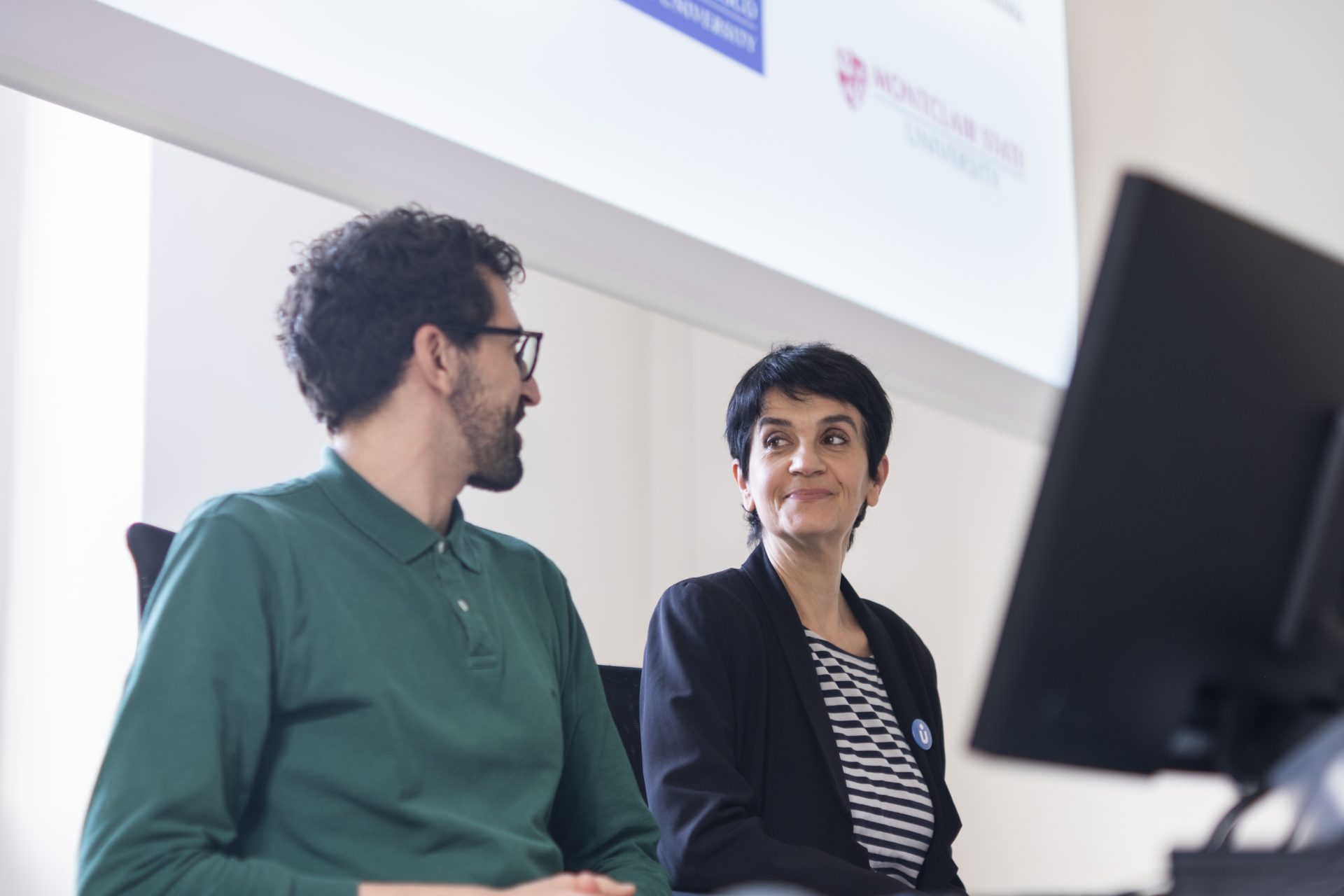 A visiting professor in conversation during a Unicollege seminar