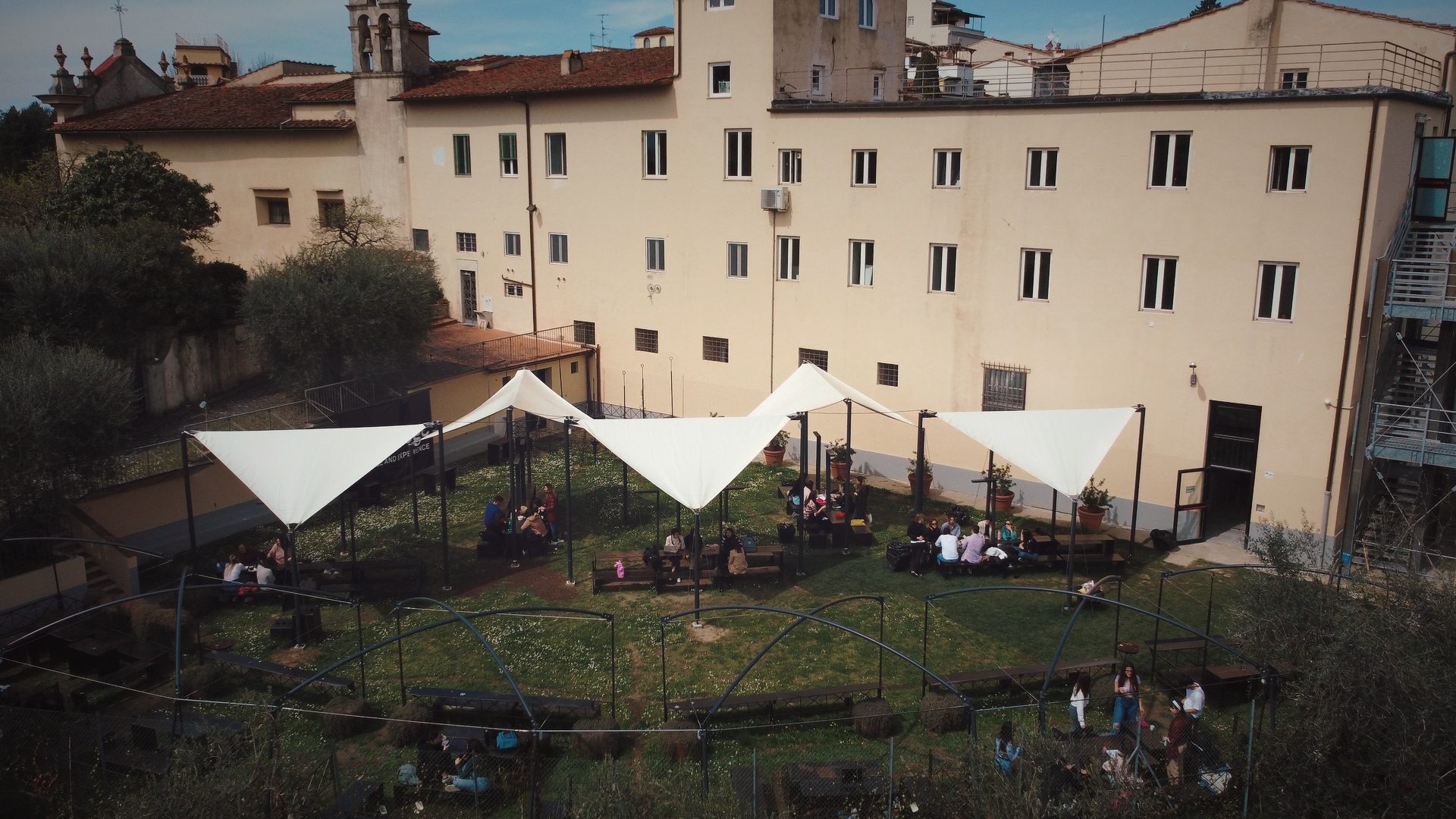 Shaded outdoor seating in the gardens of the Unicollege Florence Headquarters