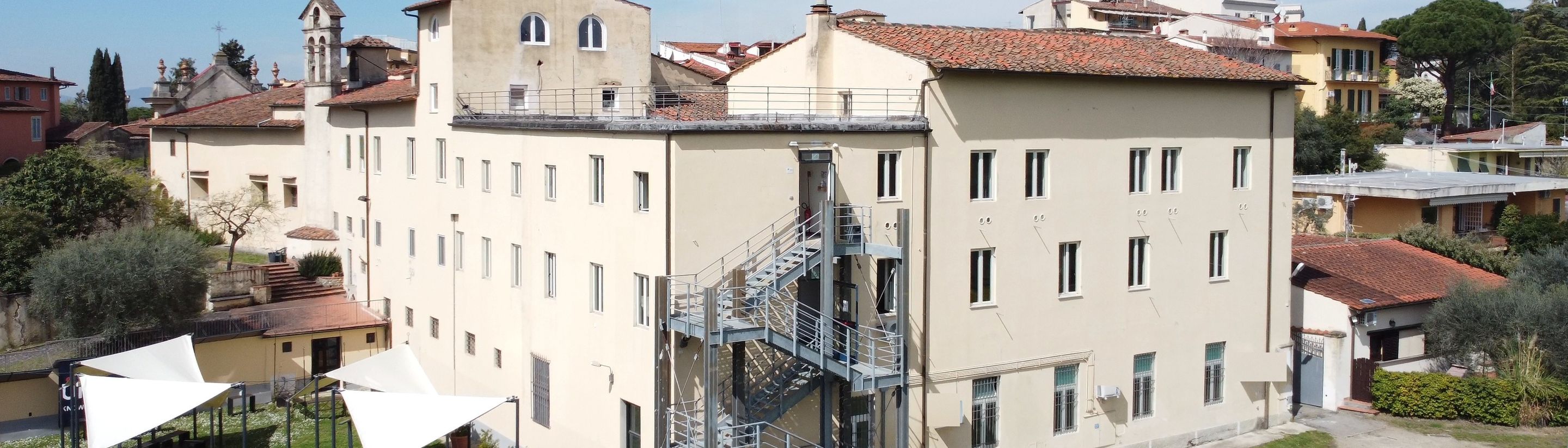 The villa of the Florence campus and the garden tents with students