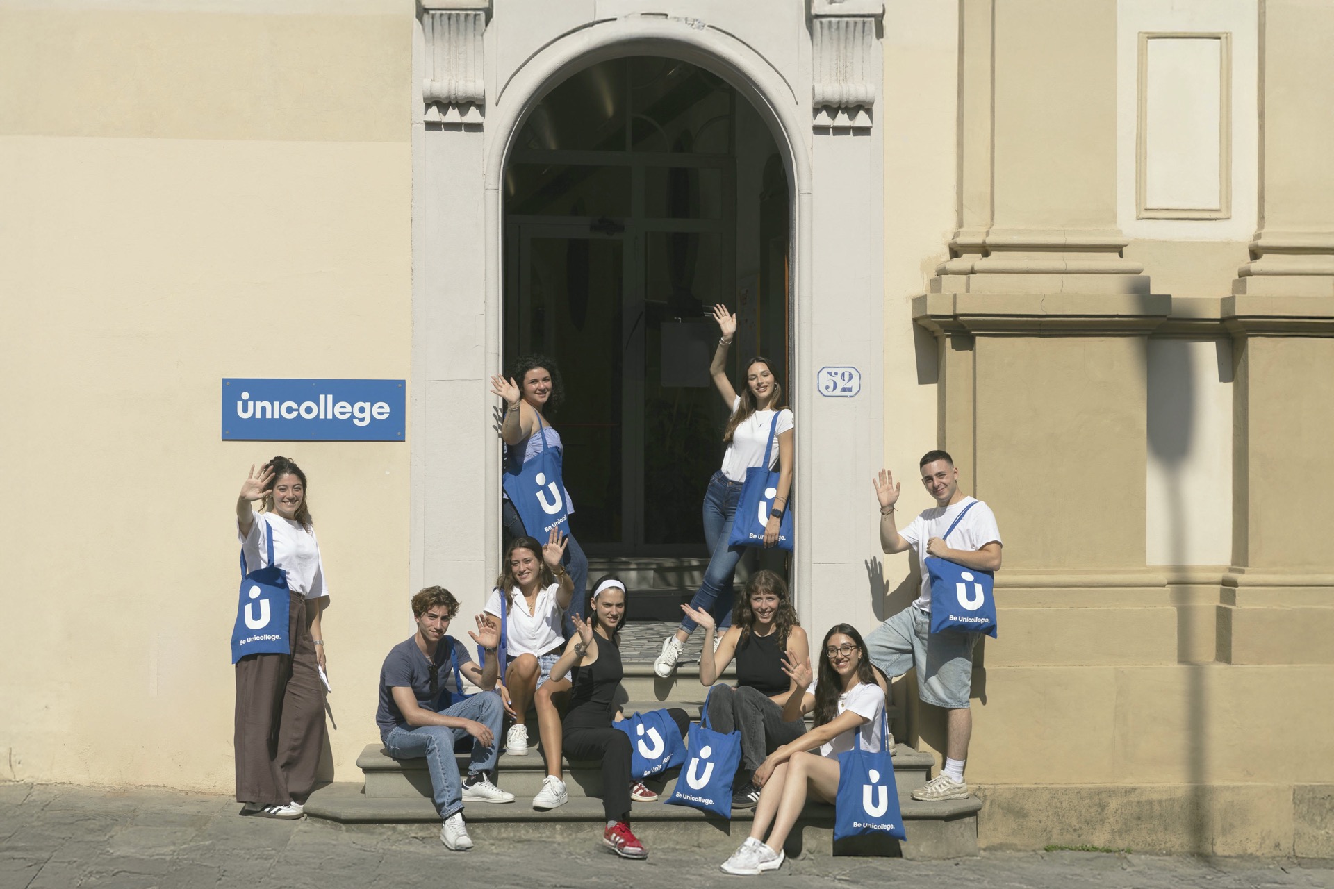 Studenti Unicollege davanti alla sede