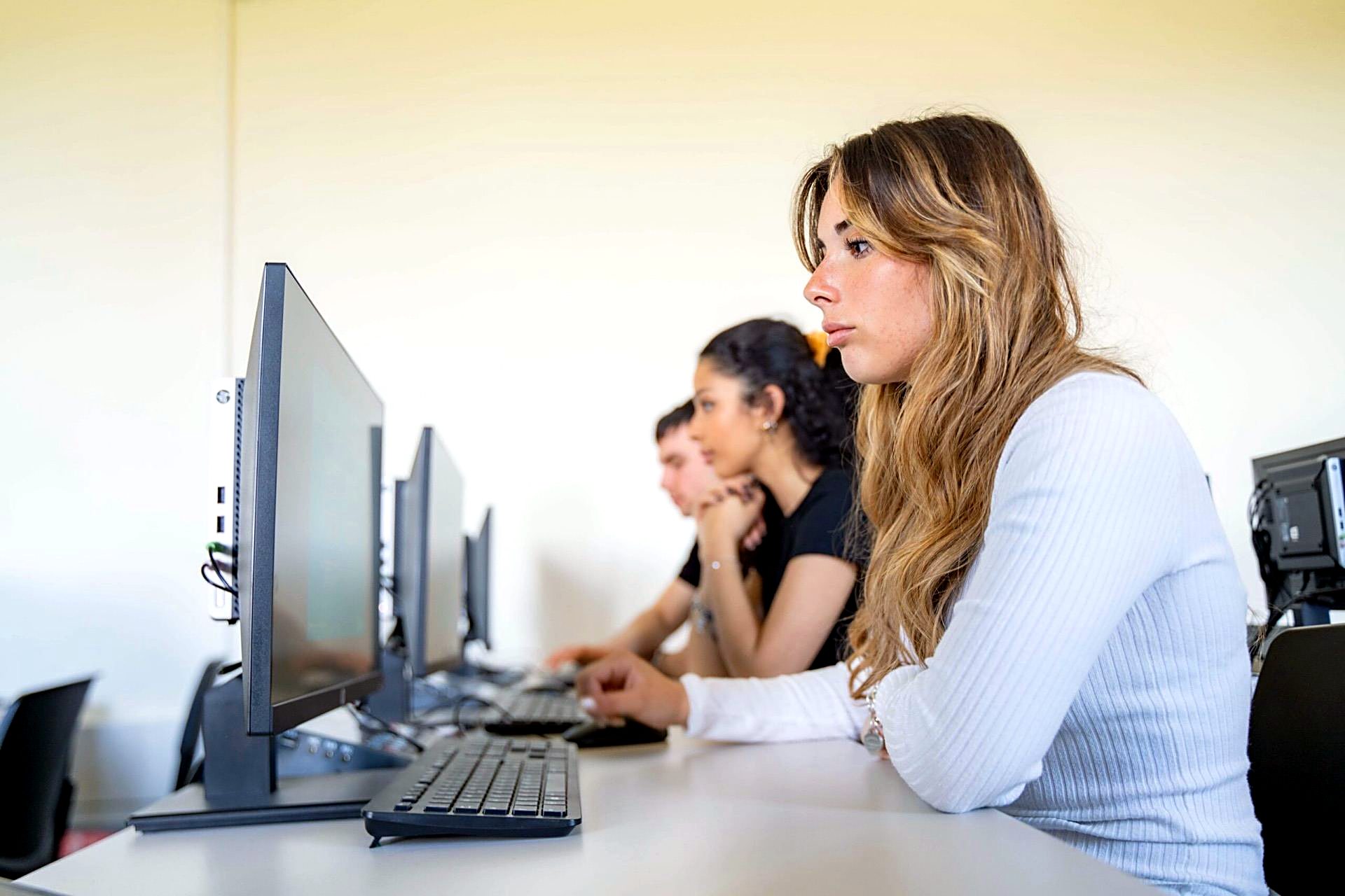 Students working in the Unicollege computer lab